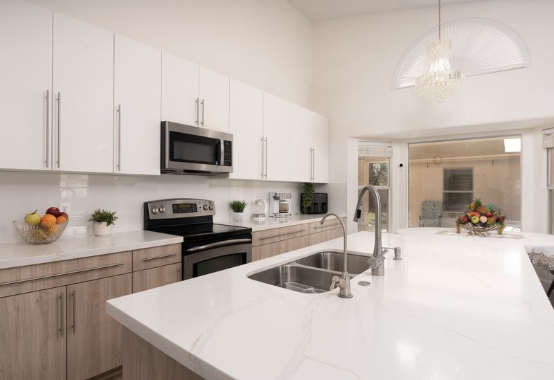 Kitchen island in white quartz with a double sink and range